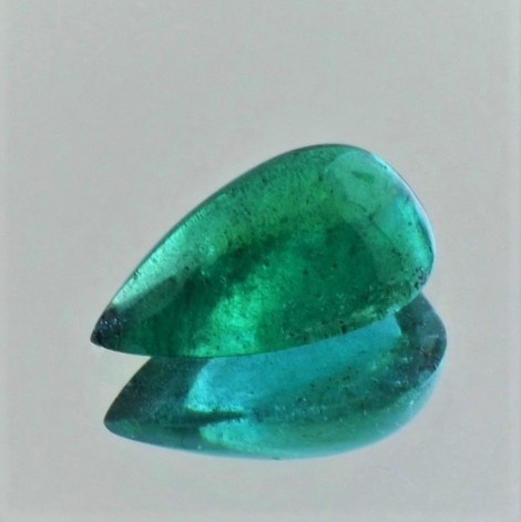 Smaragd, Tropfen Cabochon (4,44 ct.) aus Sambia Smaragd, Tropfen Cabochon (4,44 ct.) aus Sambia