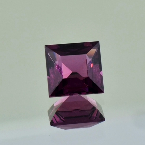 Spinell, Quadrat facettiert (1,57 ct.) aus Sri Lanka Spinell, Quadrat facettiert (1,57 ct.) aus Sri Lanka