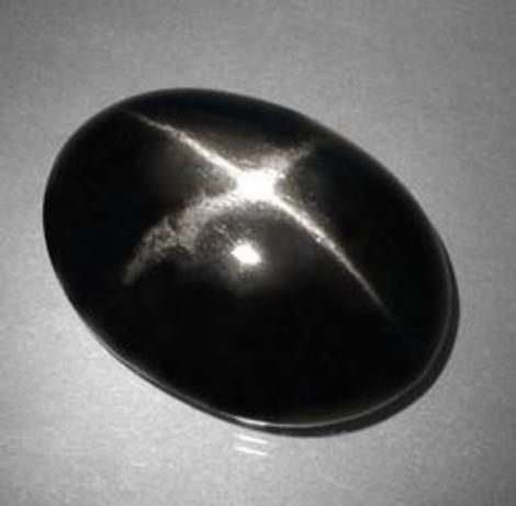 Stern-Diopsid, Oval Cabochon (ca. 37,5 ct.) aus Indien Stern-Diopsid, Oval Cabochon (ca. 37,5 ct.) aus Indien