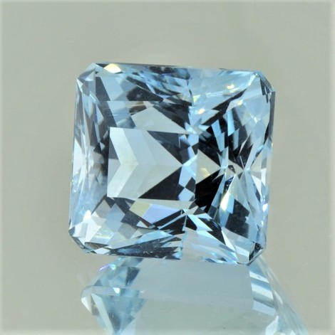 Topas Design-Octagon hellblau unbehandelt 33,79 ct Topas Design-Octagon hellblau unbehandelt 33,79 ct