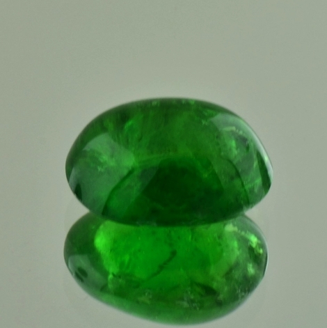 Tsavorit, Oval Cabochon (10,55 ct.) aus Kenia (Taita Hills) Tsavorit, Oval Cabochon (10,55 ct.) aus Kenia (Taita Hills)