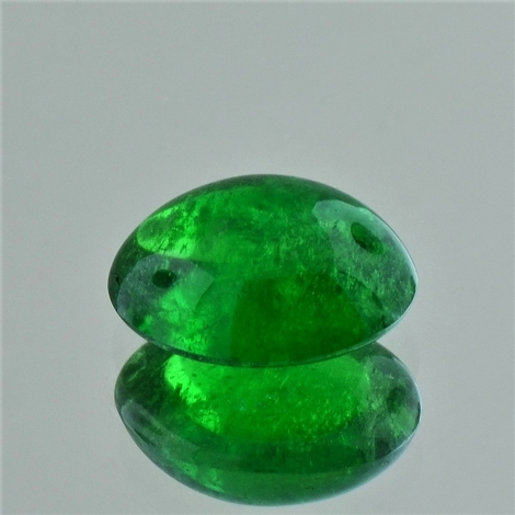 Granat (Tsavorit), Oval Cabochon (8,51 ct.) aus Kenia (Taita Hills) Granat (Tsavorit), Oval Cabochon (8,51 ct.) aus Kenia (Taita Hills)