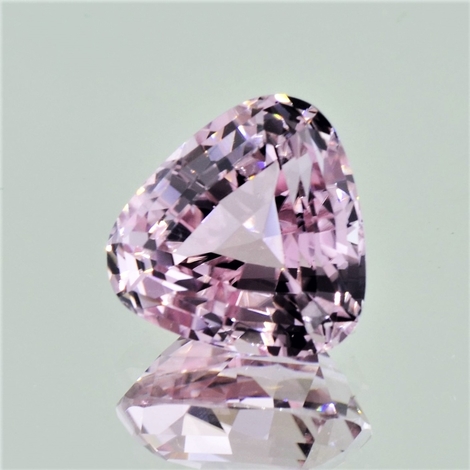 Turmalin, Trillion facettiert (10,76 ct.) aus Nigeria Turmalin, Trillion facettiert (10,76 ct.) aus Nigeria