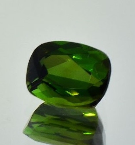 Verdelith, Antikoval facettiert (2,80 ct.) aus Brasilien Verdelith, Antikoval facettiert (2,80 ct.) aus Brasilien