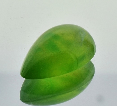 Vesuvian (Idokras), Tropfen Cabochon (11,38 ct.) aus Pakistan Vesuvian (Idokras), Tropfen Cabochon (11,38 ct.) aus Pakistan