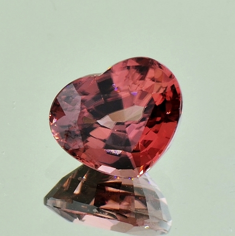 Zirkon, Herz facettiert (5,06 ct.) aus Tansania (Tanga) Zirkon, Herz facettiert (5,06 ct.) aus Tansania (Tanga)