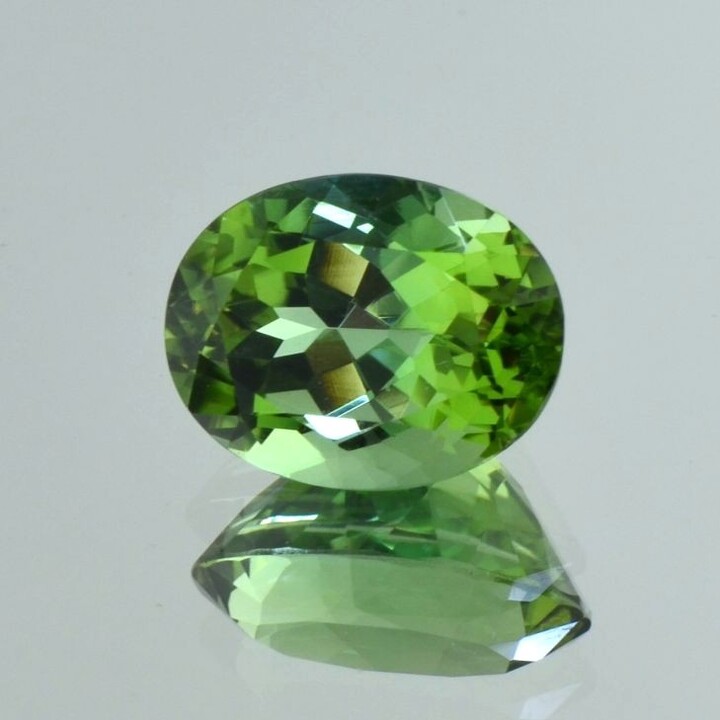 Verdelith Turmalin oval grün 7,40 ct.