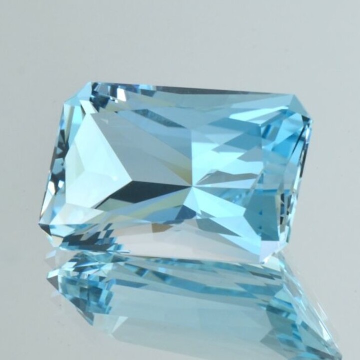 Topas octagon-princess hellblau 39,15 ct.