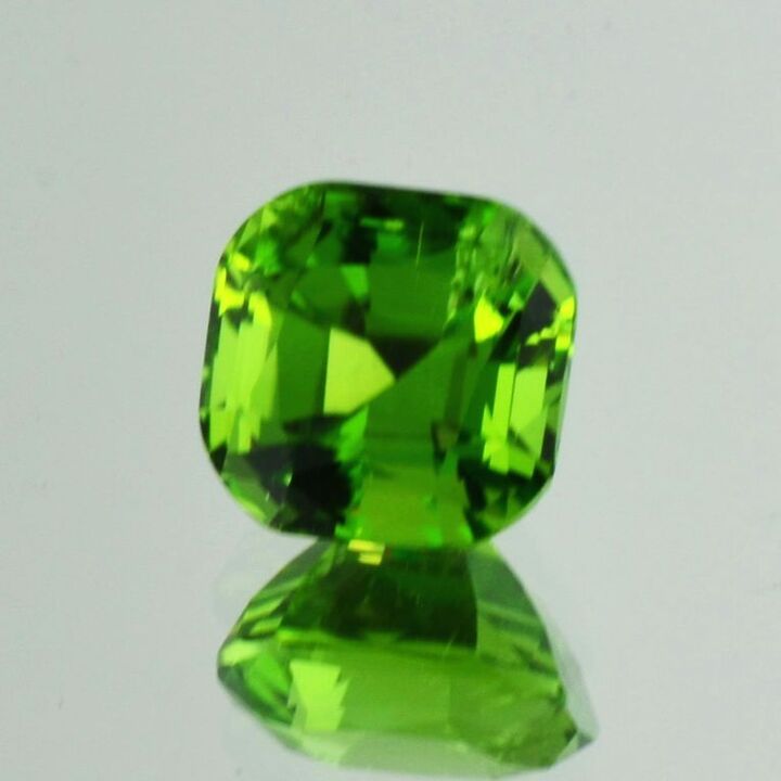 Peridot cushion green 6.97 ct.