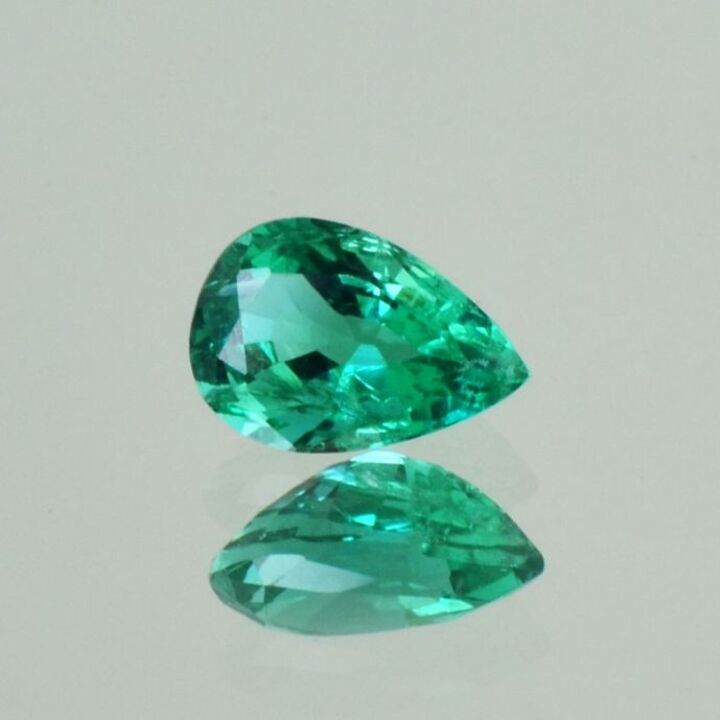 Emerald pear green 1.10 ct.