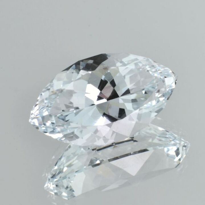 Topas Navette farblos getönt 39,19 ct