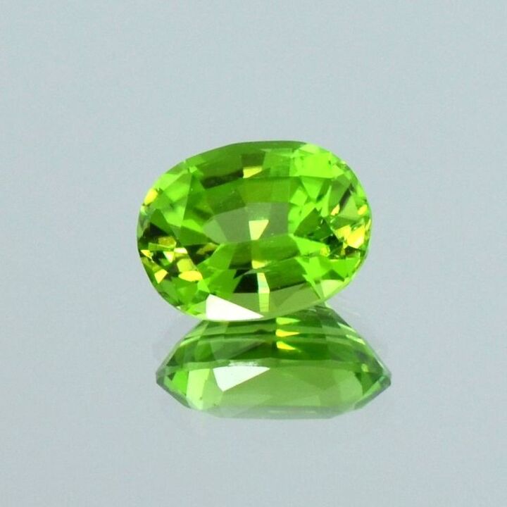 Peridot oval yellowish green 2.71 ct