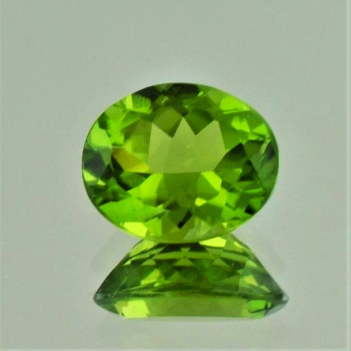 Peridot oval green 5.13 ct