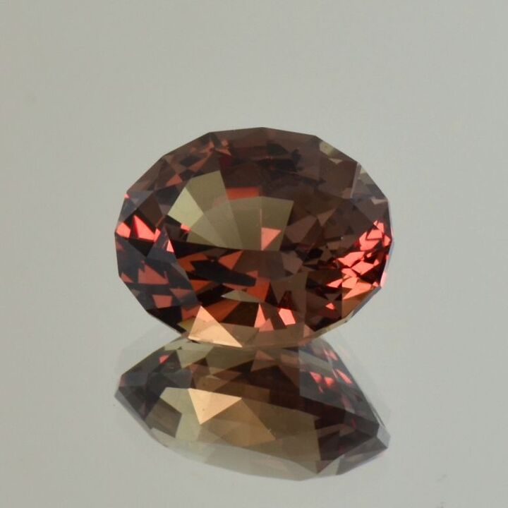 Granat oval farbwechselnd 6,85 ct.