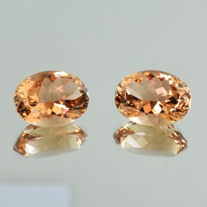 Topaz Pair oval brownish 25.51 ct.
