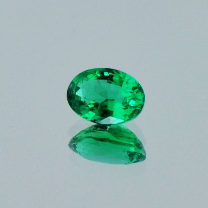 Smaragd oval grün 0,65 ct.