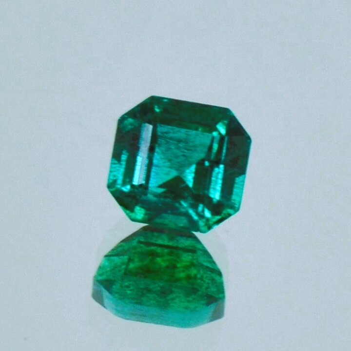 Emerald octagon green 0.87 ct.