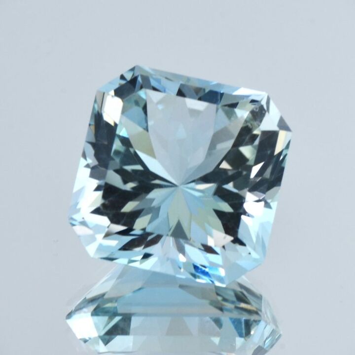 Topaz Design-Achteck light blue untreated 29.98 ct.
