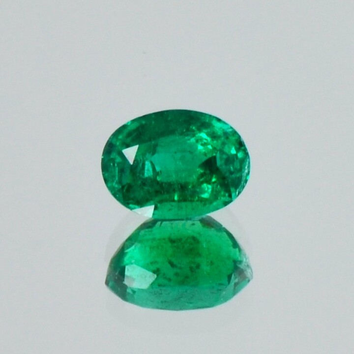 Smaragd oval grün 0,89 ct.