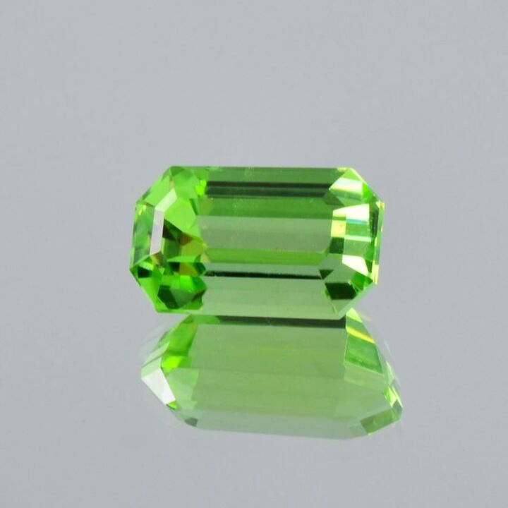 Peridot octagon intensives Hellgrün 6,21 ct.