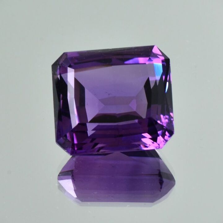 Amethyst octagon violet 22.35 ct.