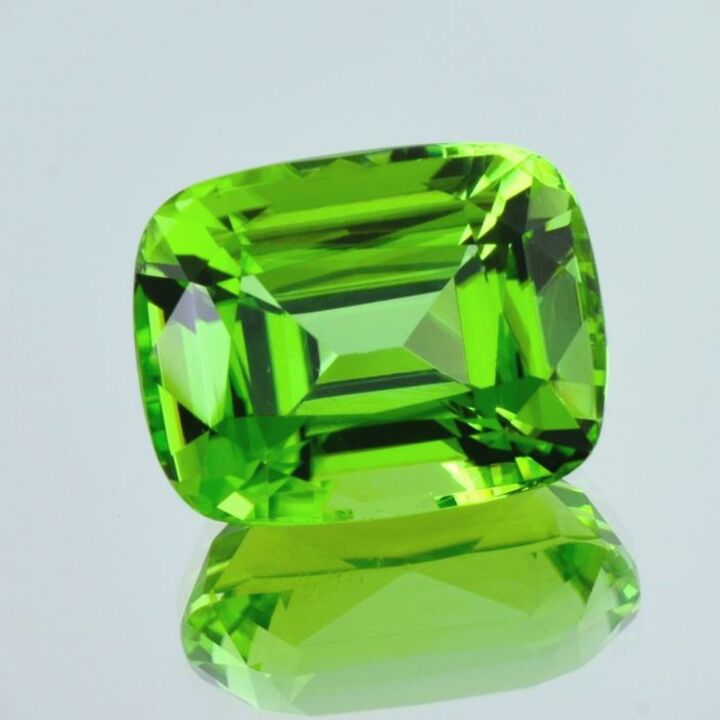 Peridot cushion intense green untreated 24.987 ct