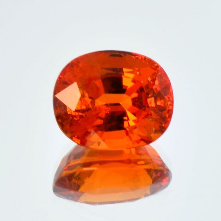 Mandarin-Granat oval reddish orange 9.31 ct.