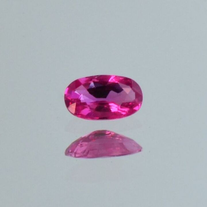 Rubin oval rötlich-pink ungebrannt 0,55 ct