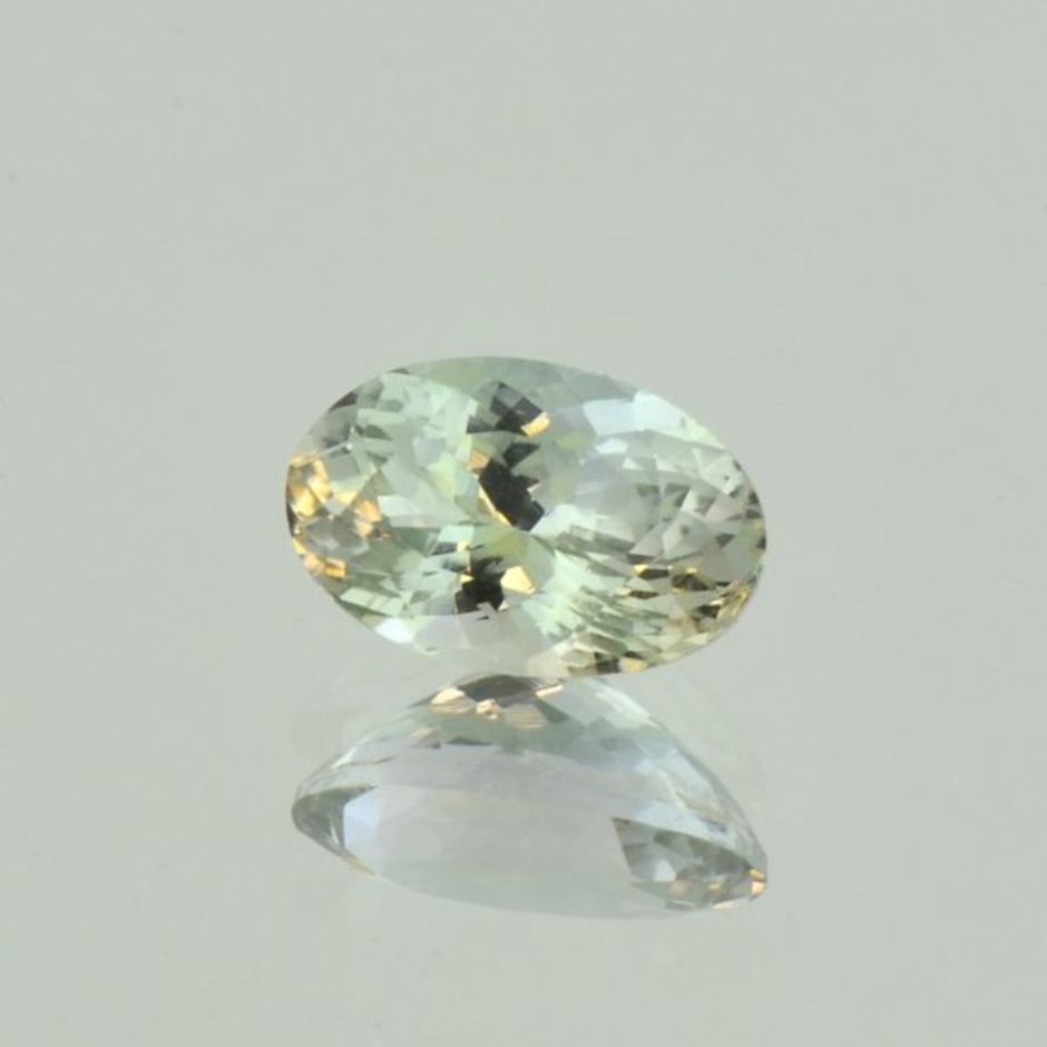Zoisit oval zartgrün ungebrannt 3,45 ct