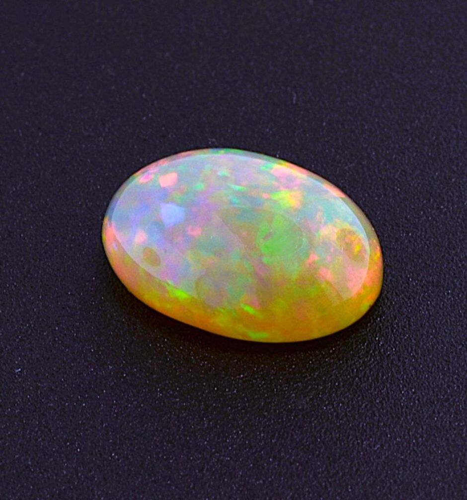 Edelopal Cabochon oval 12,17 ct.