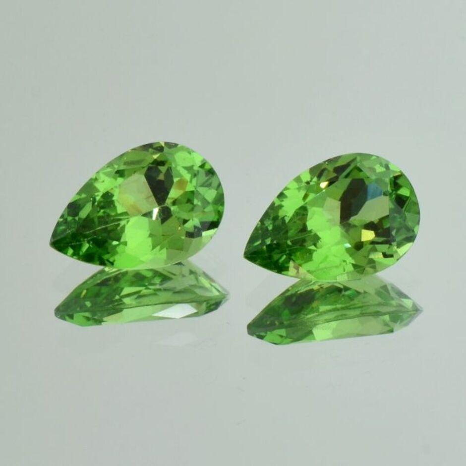 Garnet Pair Grossulare pear green 8.69 ct.