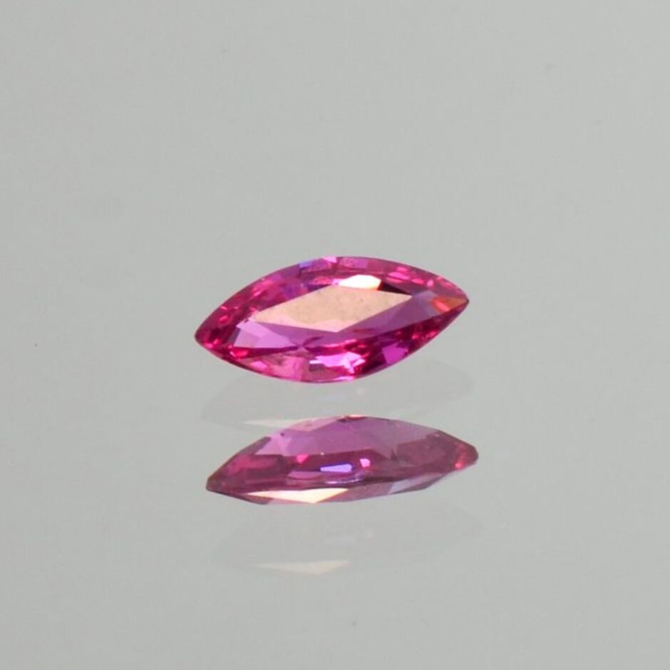 Rubin Navette pink-rot ungebrannt 0,55 ct