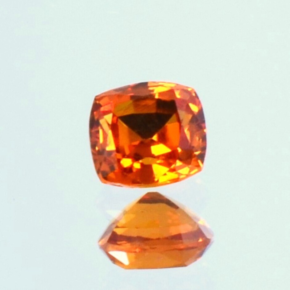 Mandarin-Granat cushion intense orange 1.12 ct