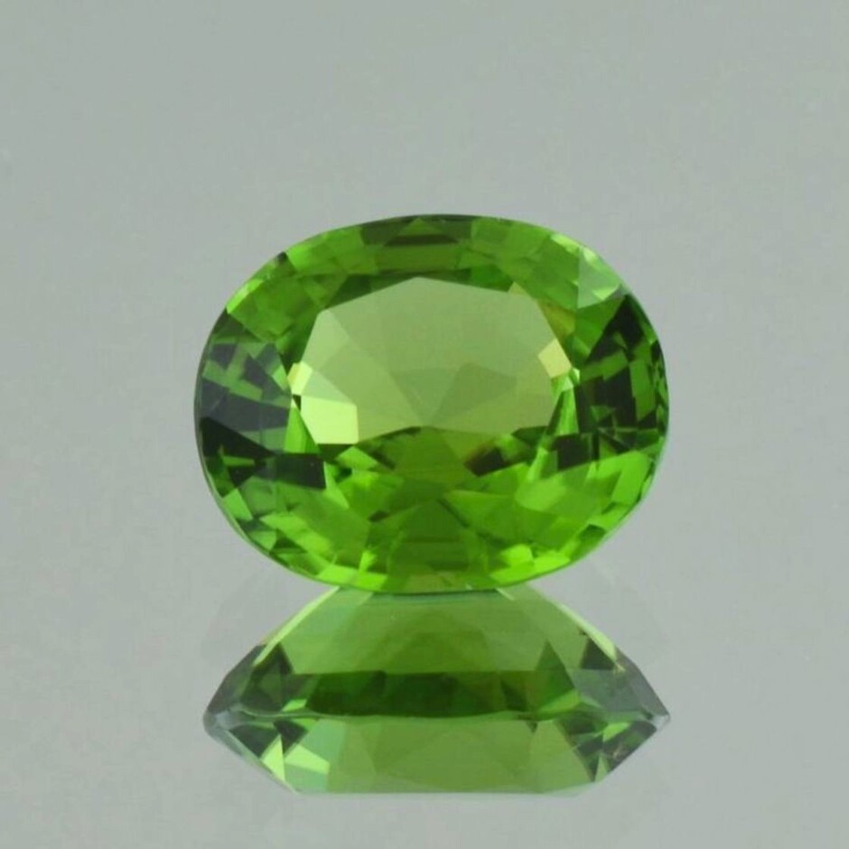 Peridot oval green 6.85 ct.