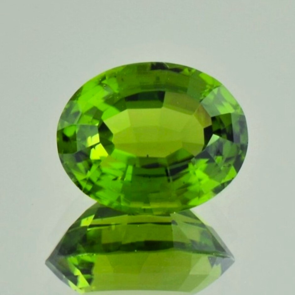Peridot oval green untreated 10.50 ct