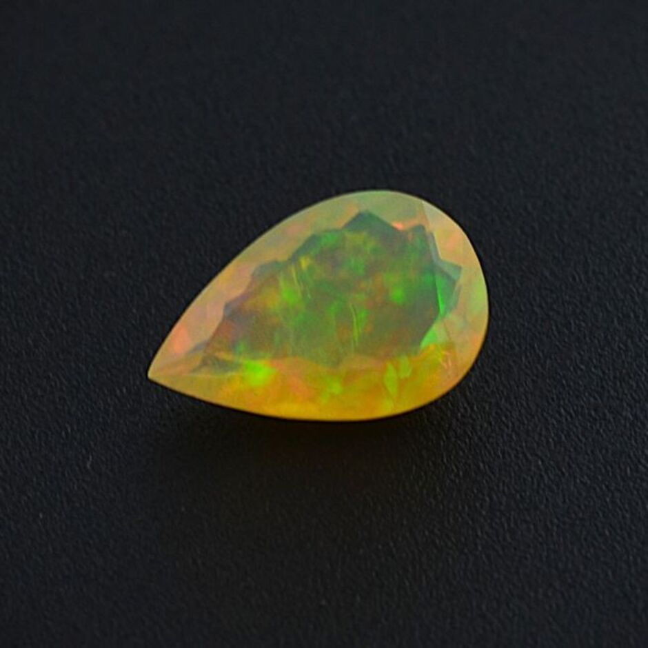Precious Opal pear hellgelb-opalisierend 3.03 ct.