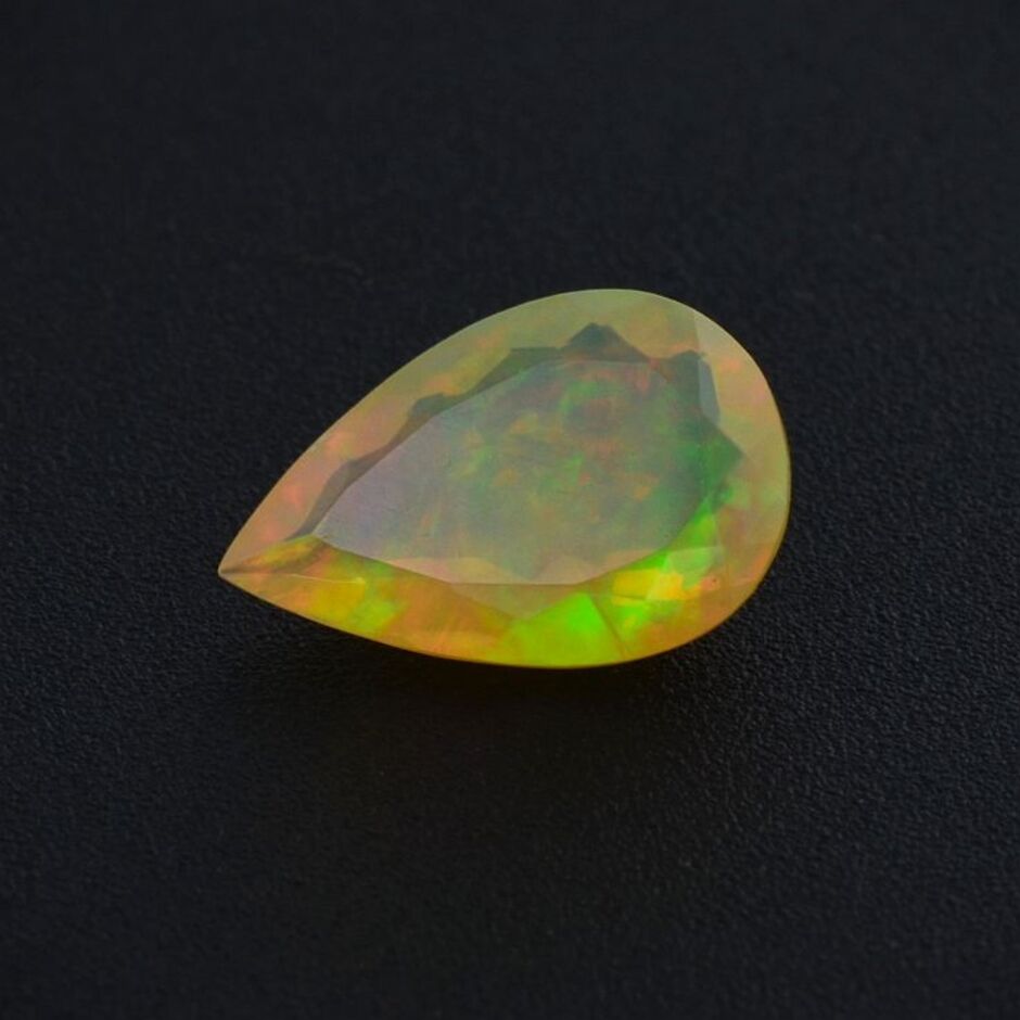 Precious Opal pear hellgelb-opalisierend 3.03 ct.