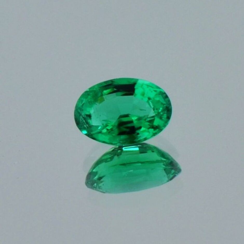 Smaragd oval grün 0,65 ct.