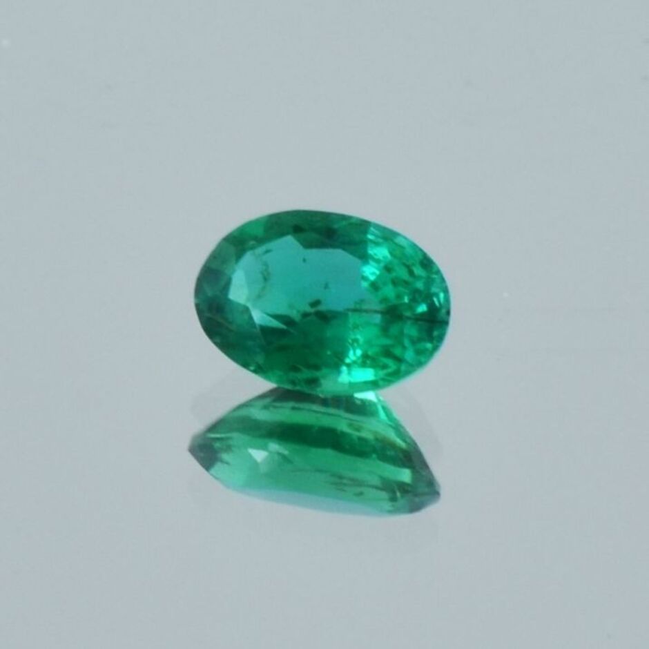 Smaragd oval grün 0,74 ct.