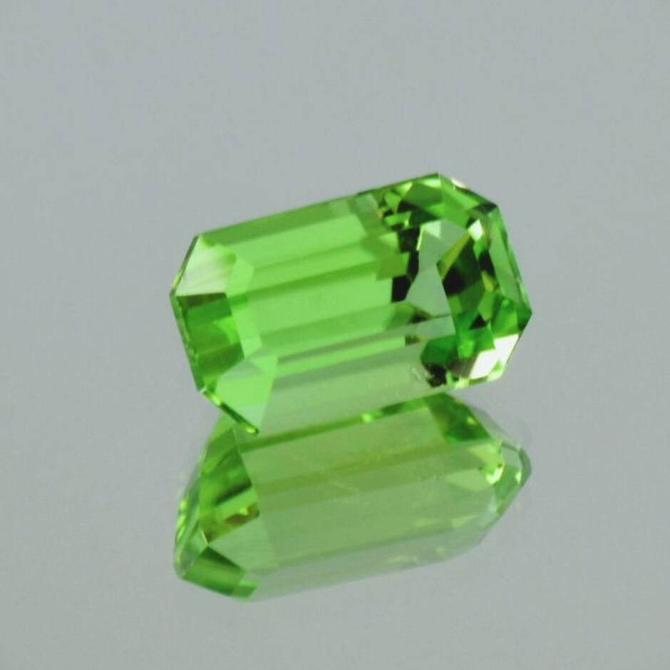 Peridot octagon intensives Hellgrün 6,21 ct.