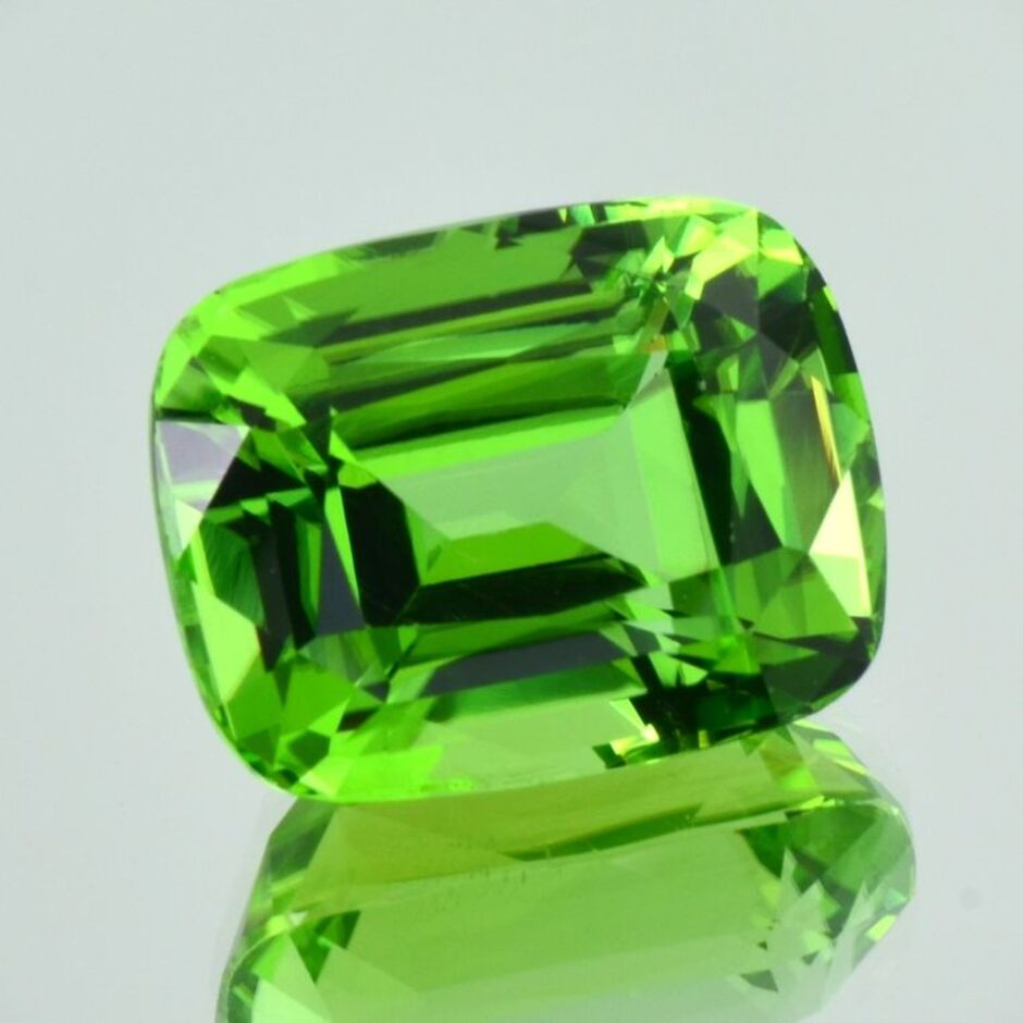 Peridot cushion intense green untreated 24.987 ct