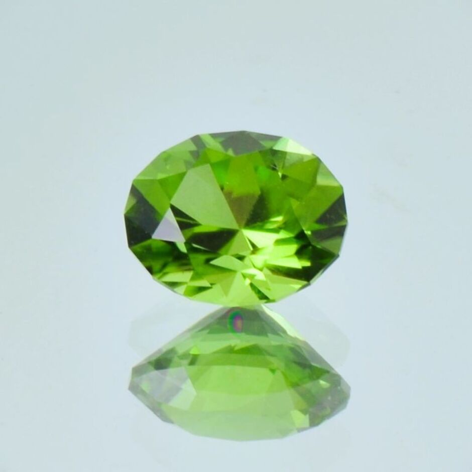 Peridot Design-Oval grün 3,82 ct.
