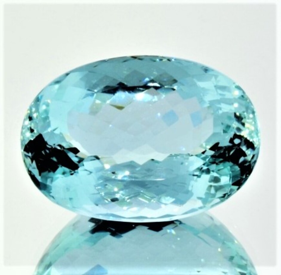 Aquamarine oval grünlich-hellblau unheated 72.82 ct.